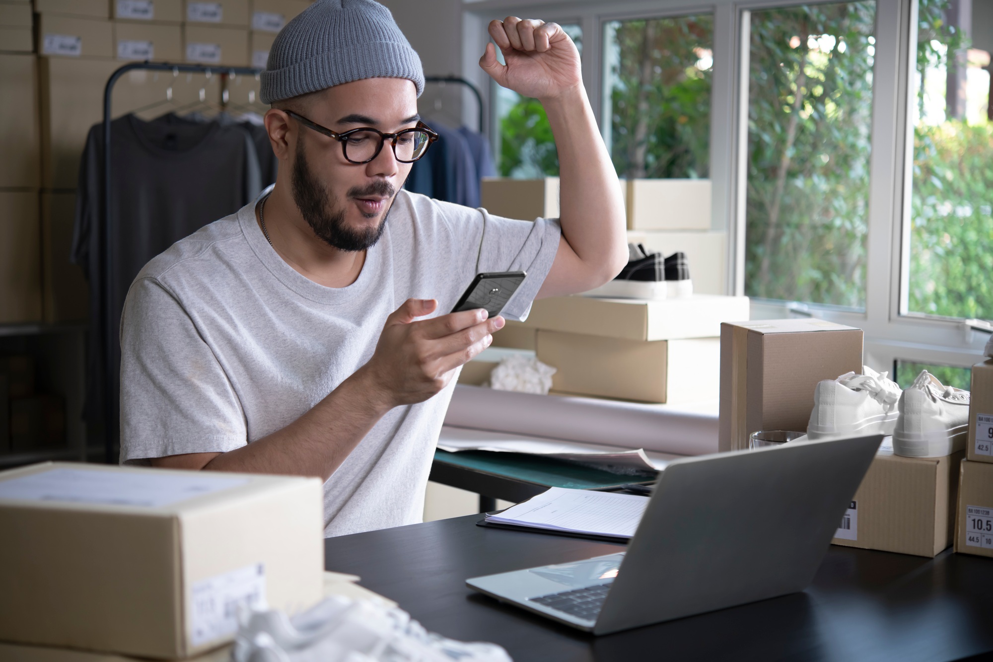 Online selling, e-commerce, shipping concept
